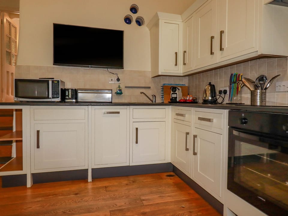 Cottage | Private kitchen | Fridge, dishwasher, electric kettle, toaster