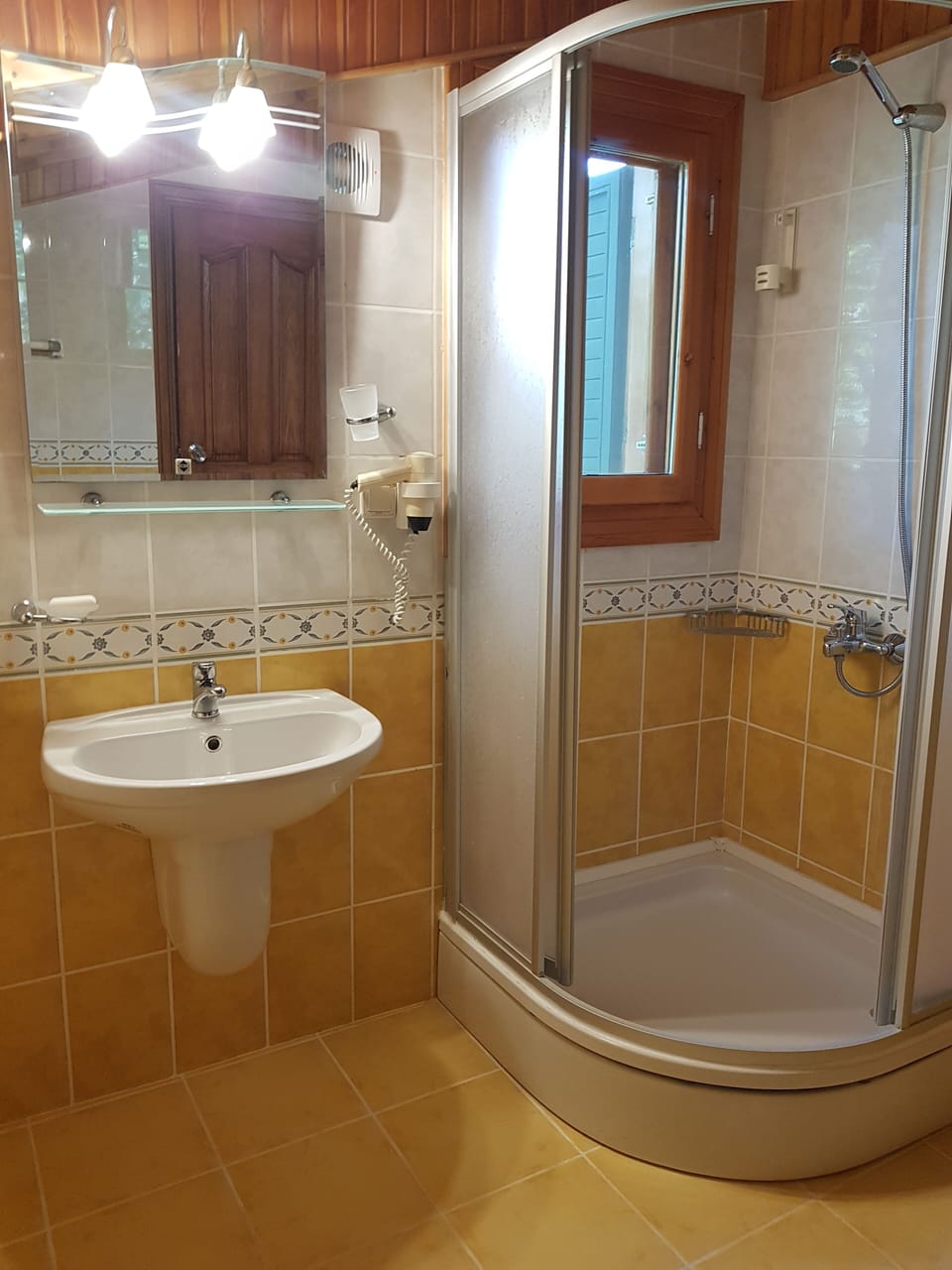 Standard Double Room | Bathroom | Shower, hair dryer, bidet, towels