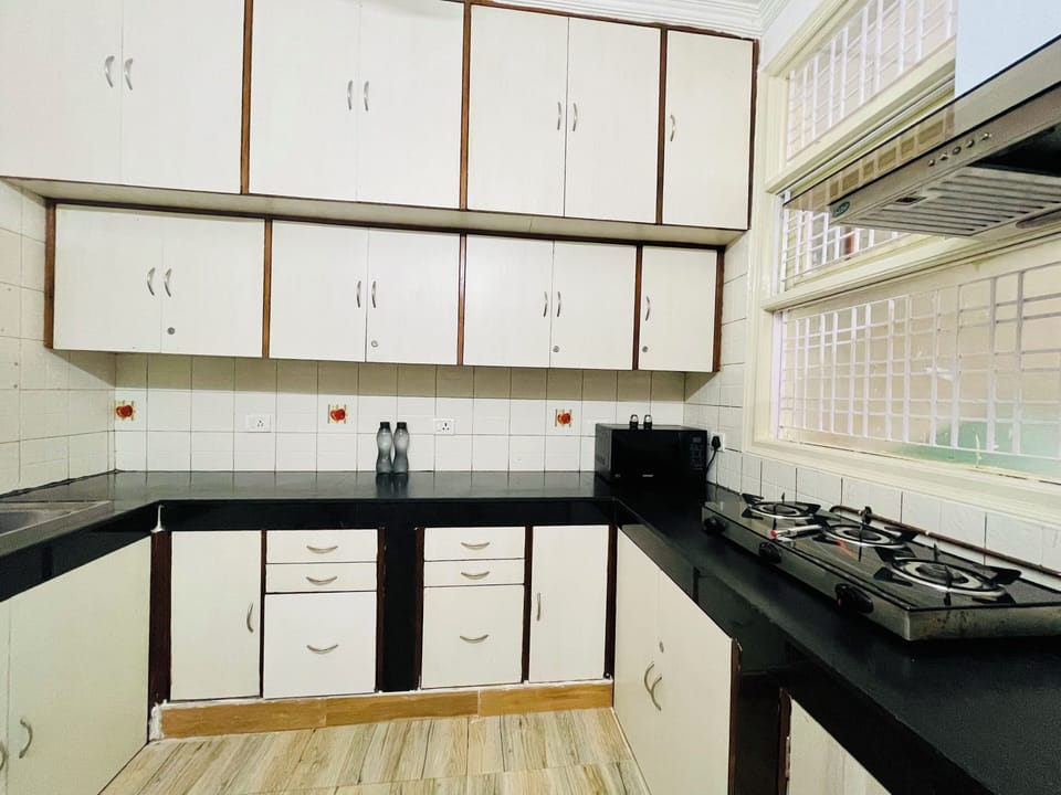 Classic Apartment, 1 Bedroom, Non Smoking | Private kitchen | Fridge, microwave, stovetop, coffee/tea maker