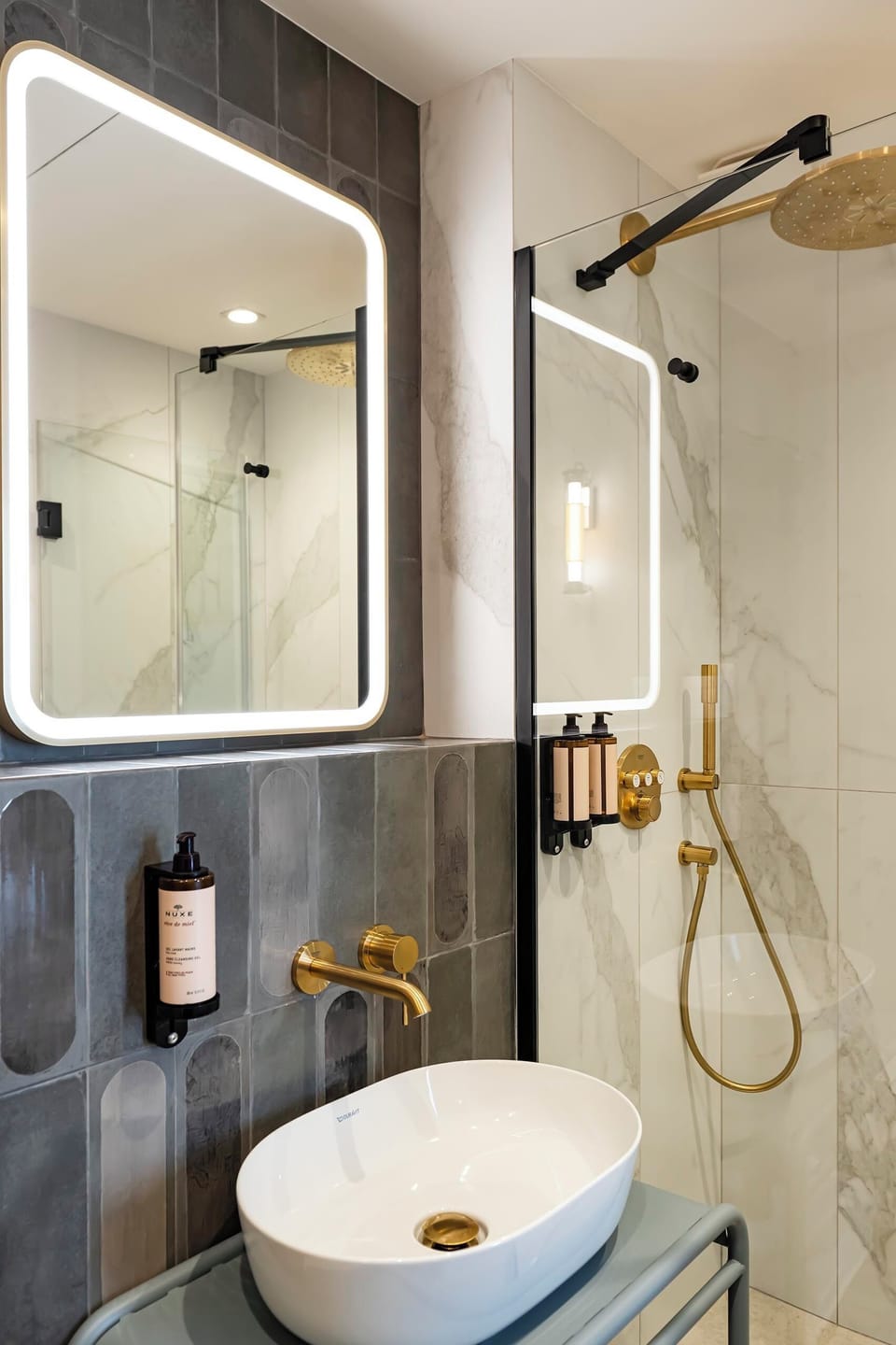 Shower, hair dryer, bathrobes, slippers