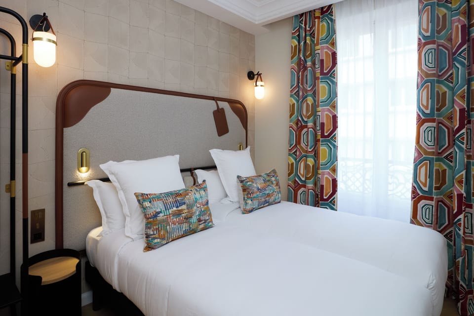 Chambre Supérieure - La Discrète | In-room safe, soundproofing, iron/ironing board, free WiFi