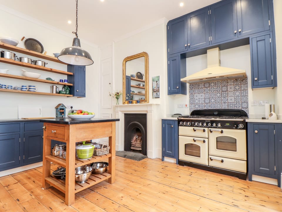 Cottage | Private kitchen | Fridge, dishwasher, electric kettle, toaster