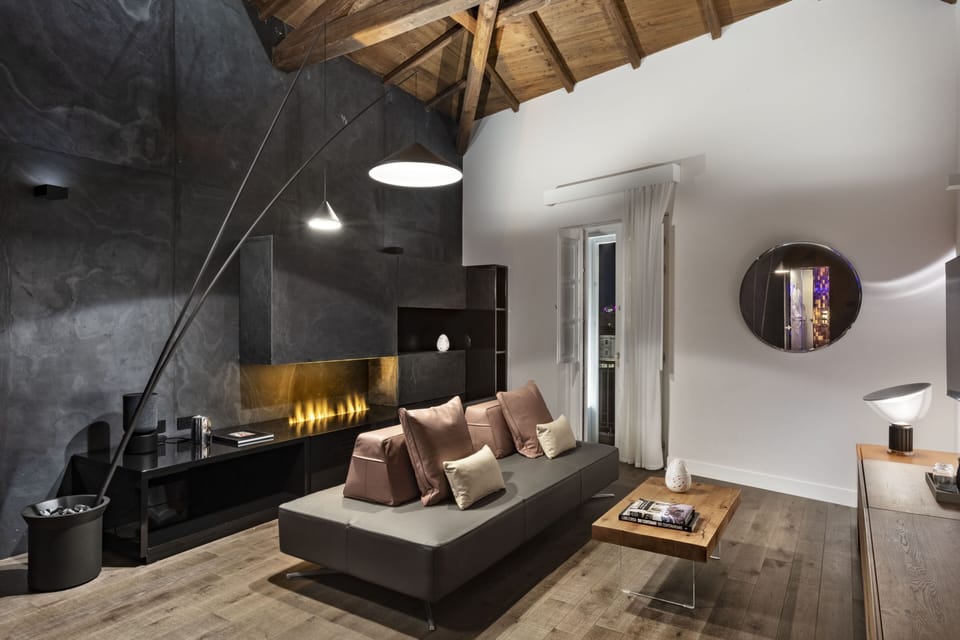 Suite Aurora | Living area | 55-inch Smart TV with satellite channels, TV