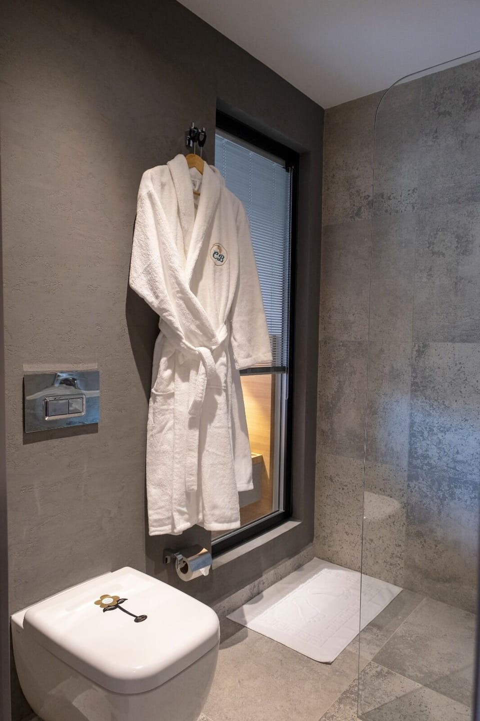 Standard Double Room | Bathroom | Shower, rainfall showerhead, eco-friendly toiletries, hair dryer