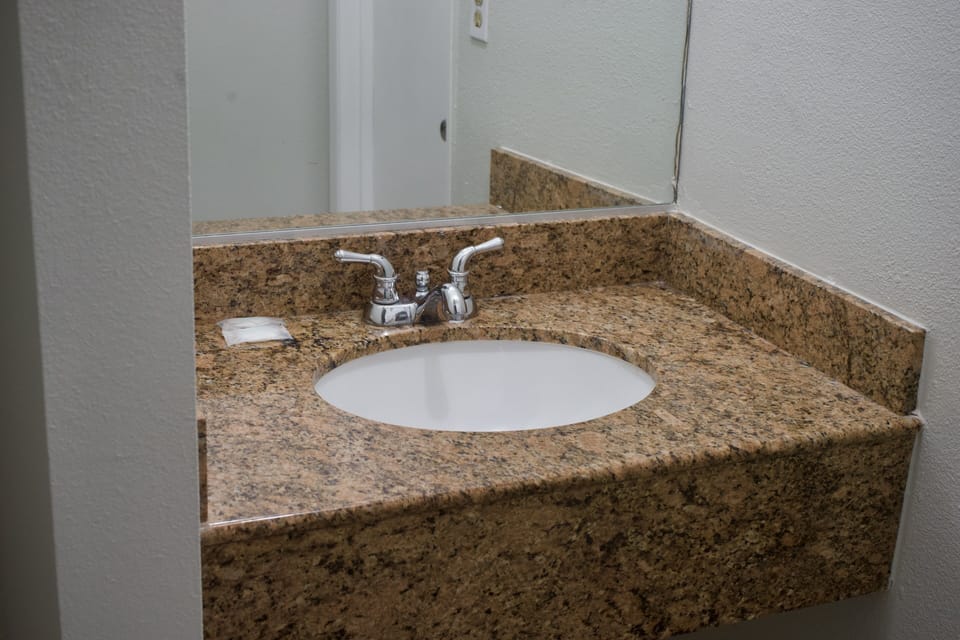 Deluxe Single Room | Bathroom | Combined shower/tub, towels, soap, shampoo