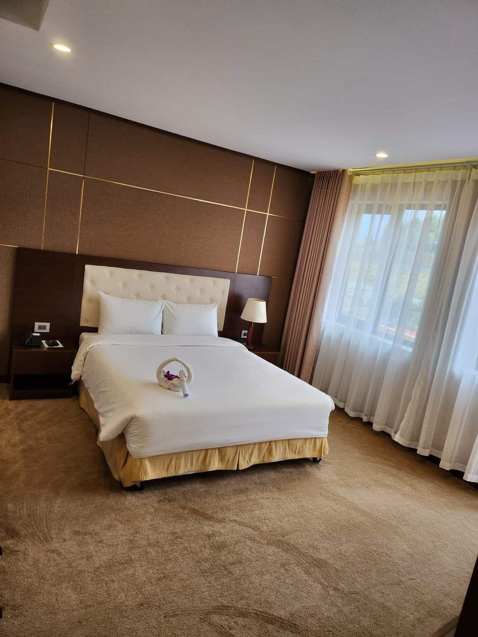 Executive Suite | Minibar, in-room safe, desk, laptop workspace