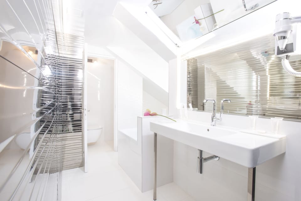 Junior Suite | Bathroom | Free toiletries, hair dryer, towels