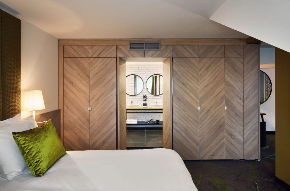 Loft (XL) | Premium bedding, pillowtop beds, free minibar, in-room safe