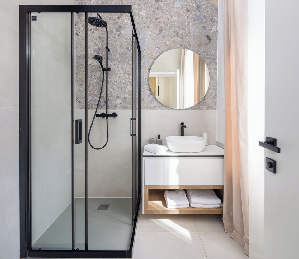 Double or Twin Room, 1 Bedroom | Bathroom | Shower, hair dryer, towels, toilet paper