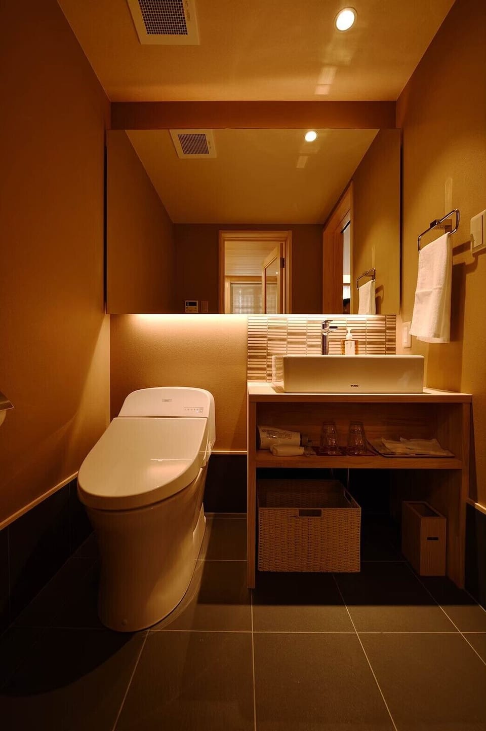 Quadruple Room, 2 Double Beds, Non Smoking | Bathroom | Free toiletries, hair dryer, slippers, bidet