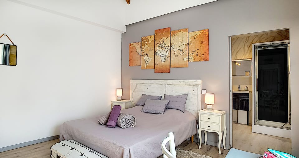 Planisphere | Select Comfort beds, desk, soundproofing, free WiFi