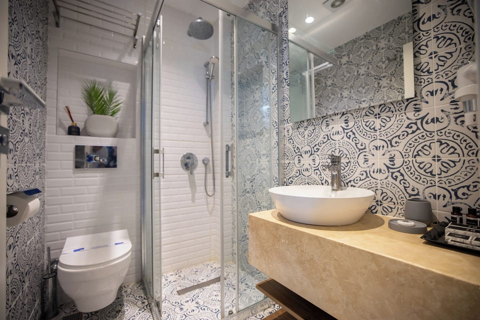 Shower, rainfall showerhead, free toiletries, hair dryer