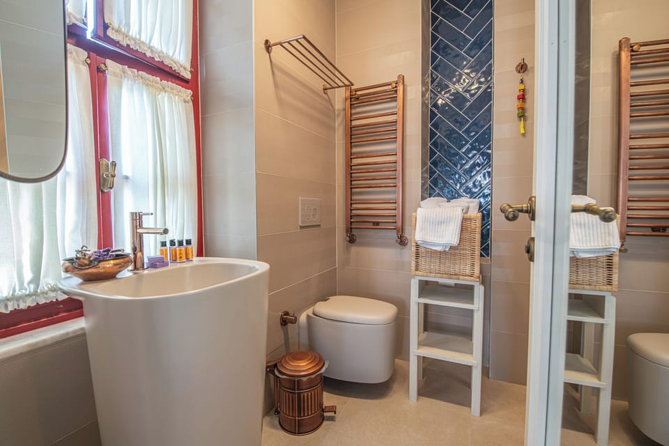 Deluxe Room | Bathroom | Shower, rainfall showerhead, hair dryer, slippers