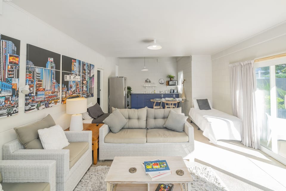 Manhattan Suite | Private kitchen | Full-size fridge, microwave, oven, stovetop