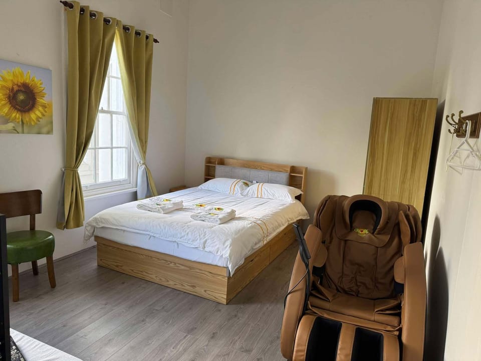 Deluxe Double Room, Private Bathroom | WiFi (free), bed sheets