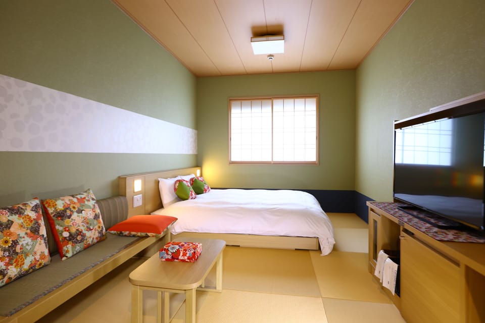 Standard Queen Room, Non Smoking | Down comforters, WiFi (free), bed sheets