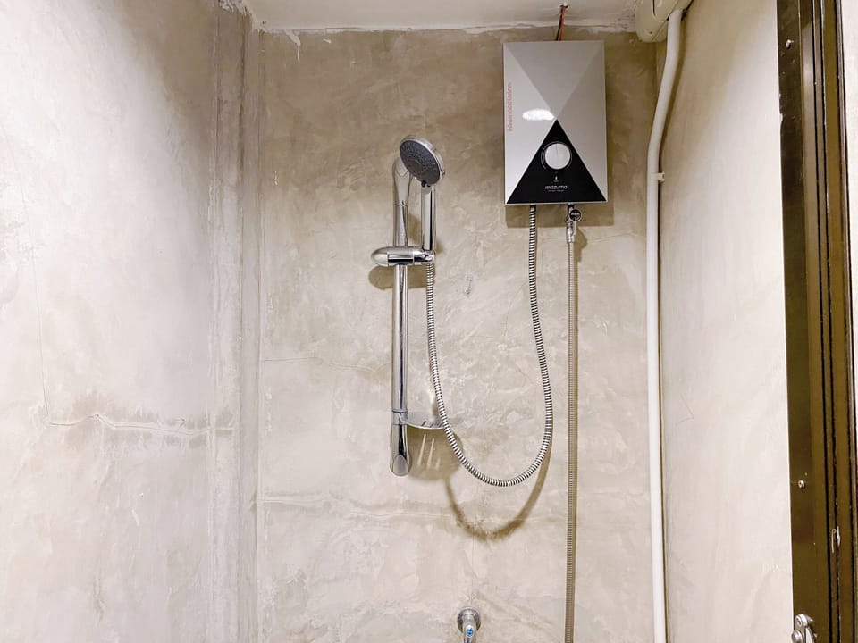 Standard Double Room | Bathroom | Shower, rainfall showerhead, free toiletries, hair dryer