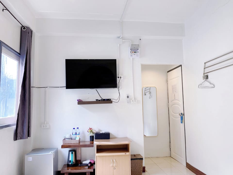 Standard Double Room | Desk, free WiFi, bed sheets