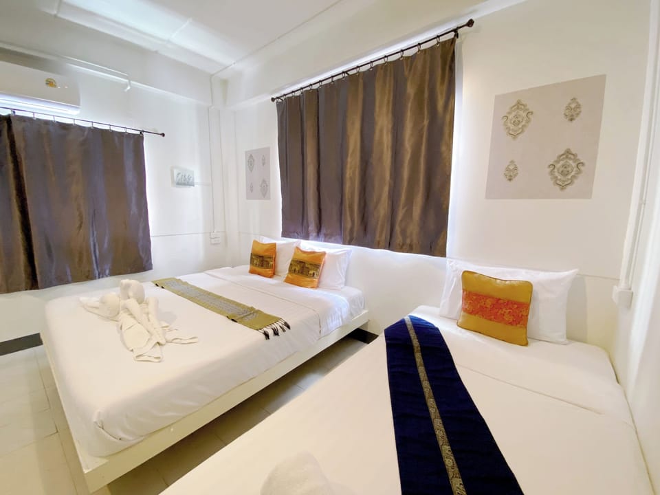 Triple Room | Desk, free WiFi, bed sheets