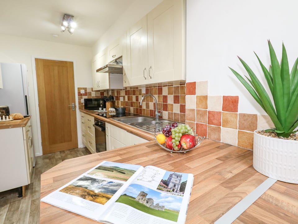 Cottage | Private kitchen | Fridge, dishwasher, electric kettle, toaster