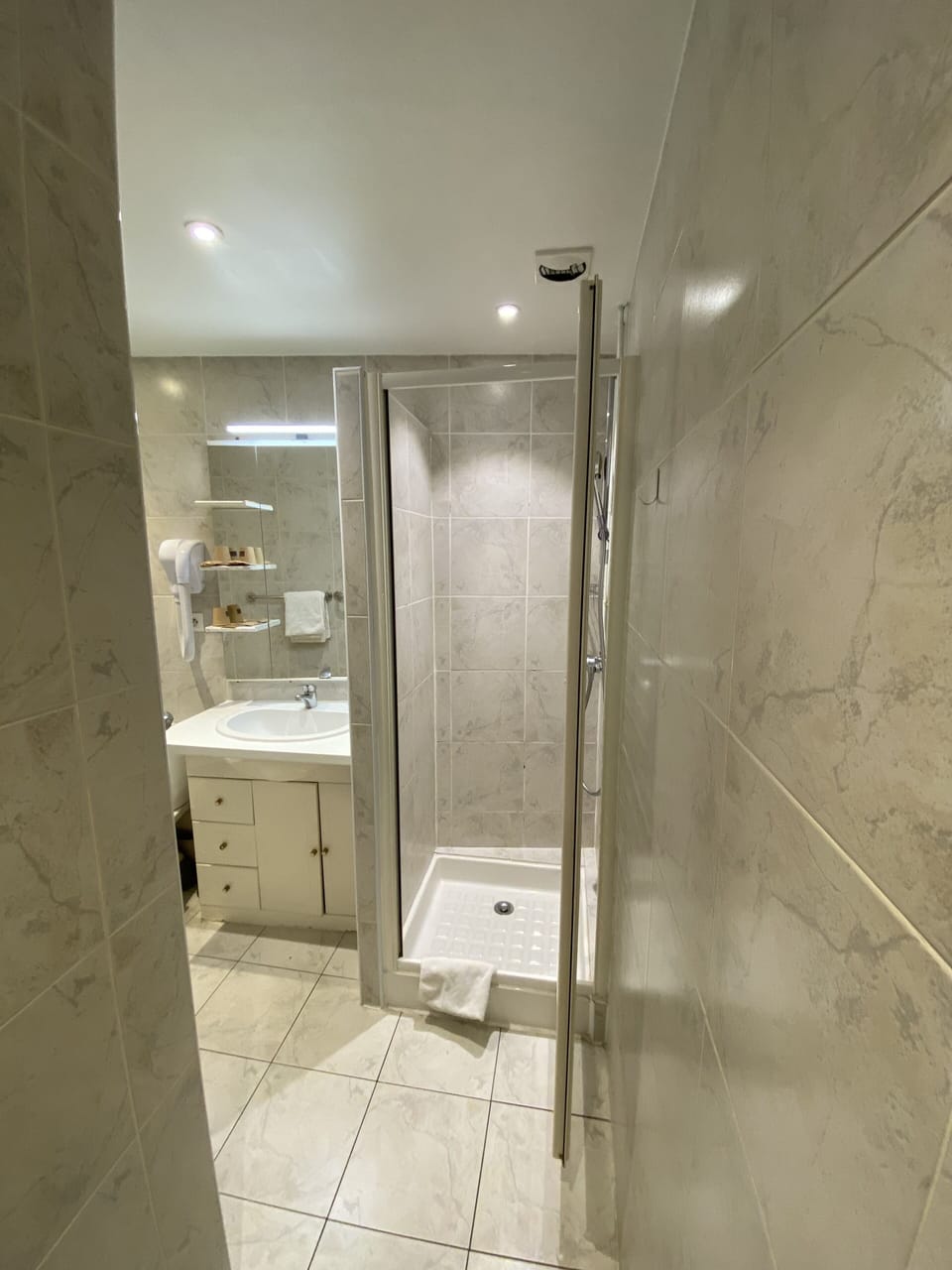 Design Triple Room | Bathroom | Hair dryer, towels, soap, shampoo
