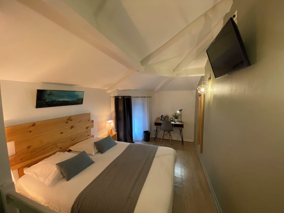 Duplex Double Suite, Hot Tub | Premium bedding, in-room safe, individually furnished, desk
