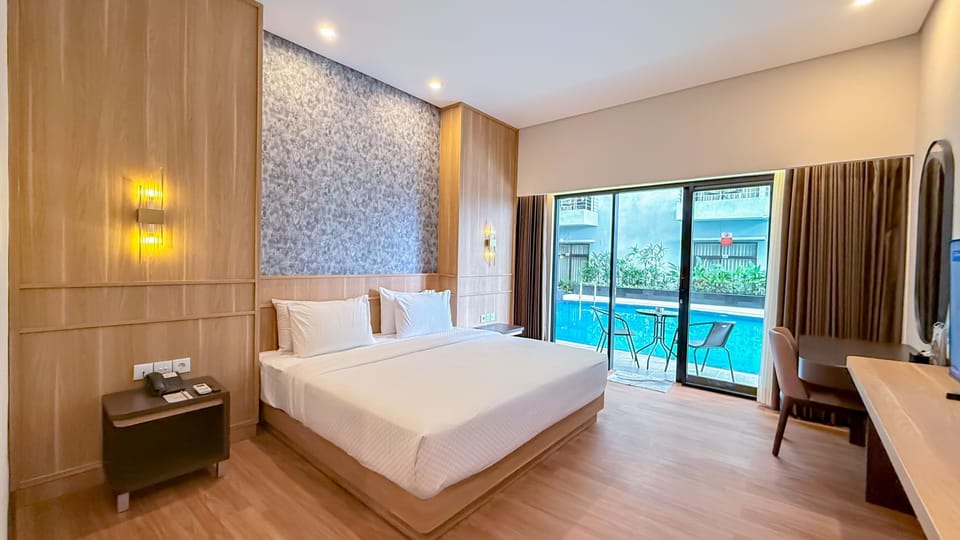 Deluxe Double or Twin Room | Free minibar, in-room safe, desk, laptop workspace
