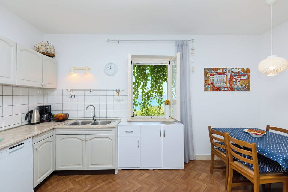 House (2 Bedrooms) | Private kitchen | Fridge, oven, coffee/tea maker, electric kettle