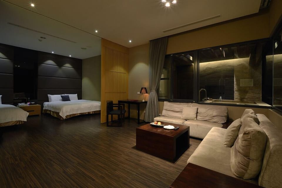 Deluxe Quadruple Room | Free cribs/infant beds, free WiFi, bed sheets