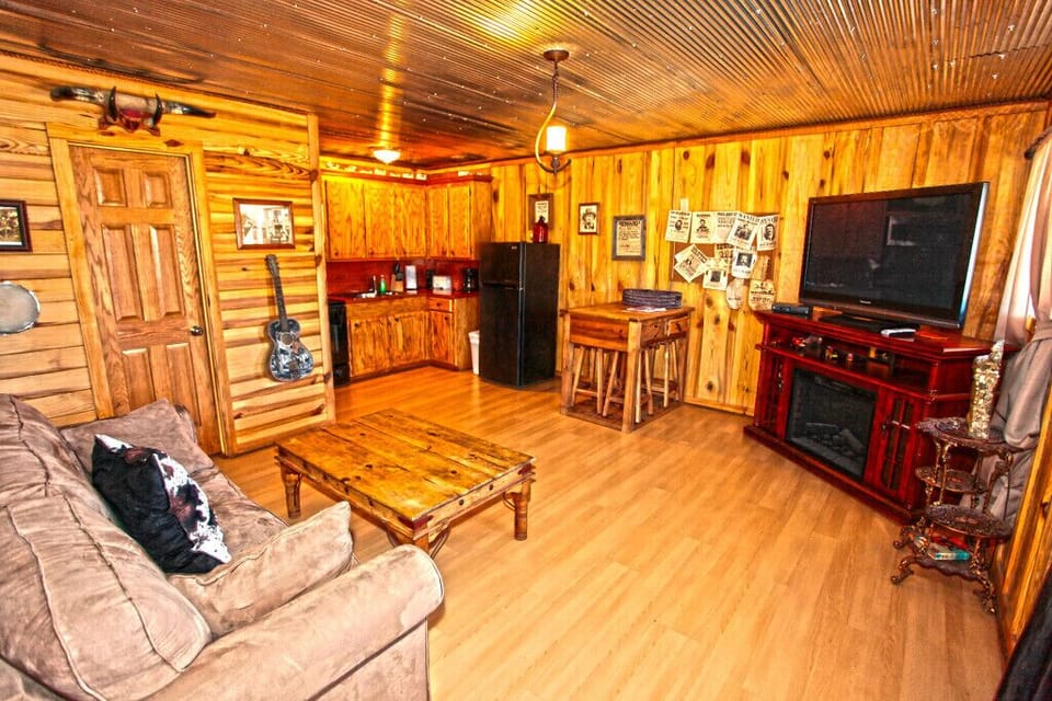 Deluxe Cabin | Individually furnished, free WiFi, bed sheets