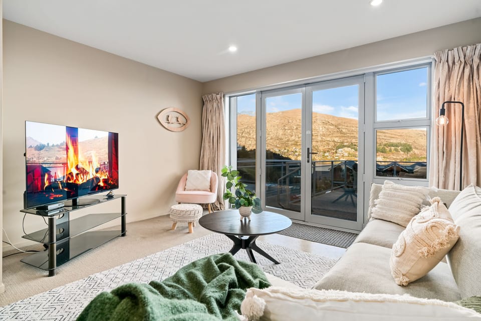 Apartment | Living area | TV