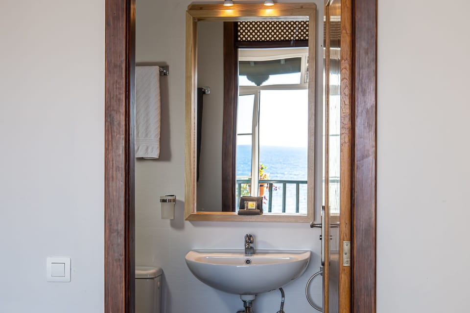 Superior Double or Twin Room, Sea View | Bathroom | Shower, free toiletries, hair dryer, towels