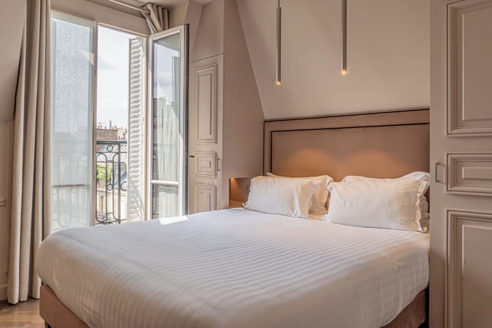Signature Double or Twin Room, Bathtub | In-room safe, desk, laptop workspace, soundproofing