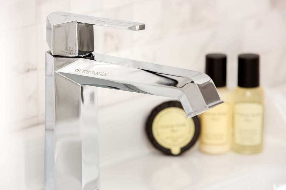 Combined shower/tub, free toiletries, hair dryer, towels