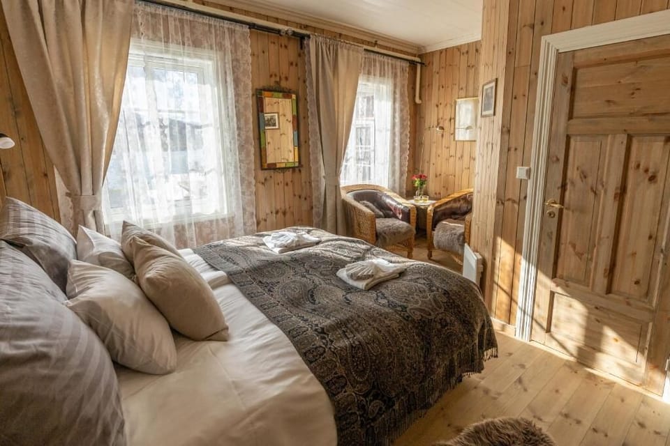 Individually furnished, bed sheets