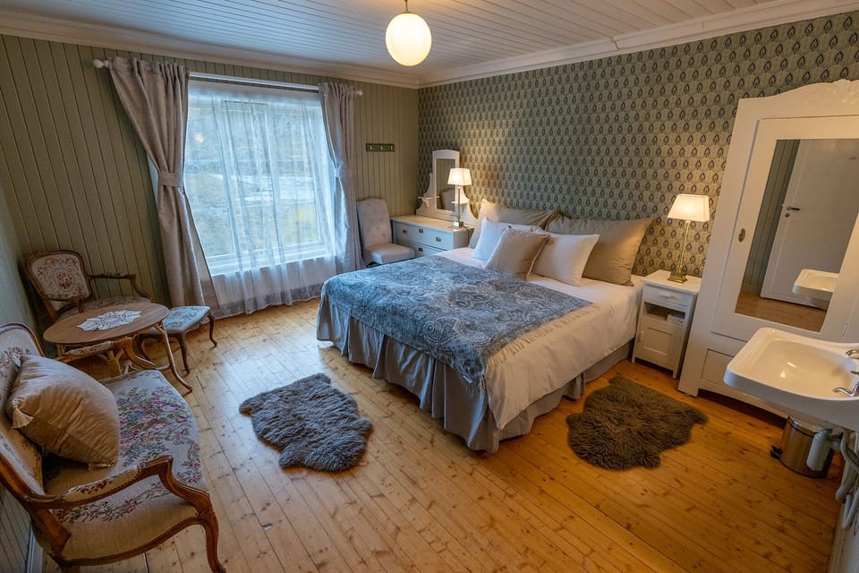 Classic Double Room | Individually furnished, bed sheets