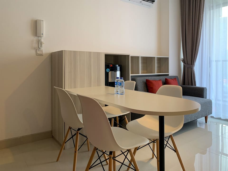Apartment, 2 Bedrooms | Dining room