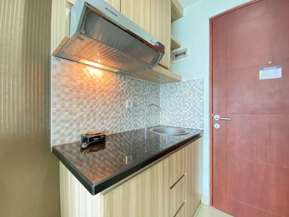 Fridge, cookware/dishes/utensils