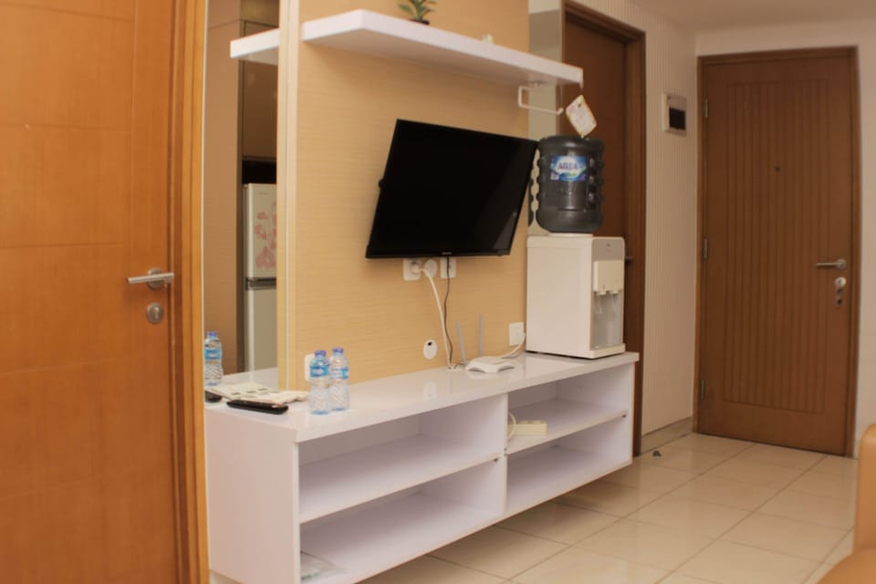 Apartment, 2 Bedrooms | Living area | TV