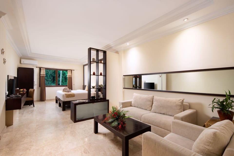 Executive Suite | Minibar, in-room safe, desk, soundproofing