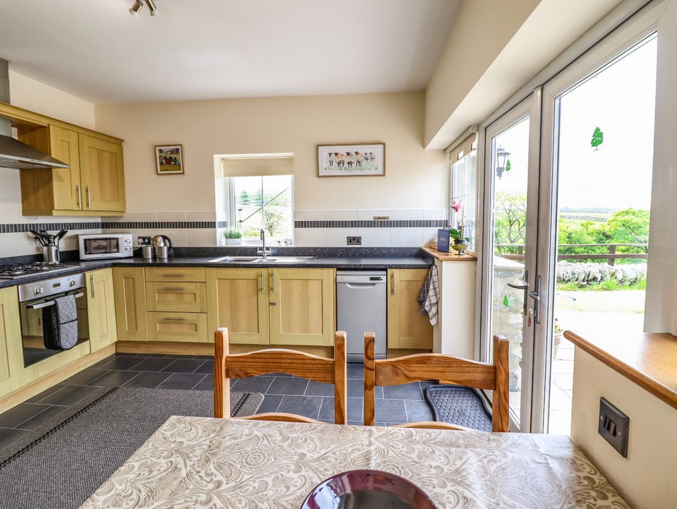 Cottage | Private kitchen | Fridge, dishwasher, electric kettle, toaster