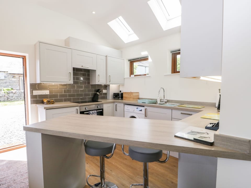 Cottage | Private kitchen | Fridge, electric kettle, toaster, cookware/dishes/utensils
