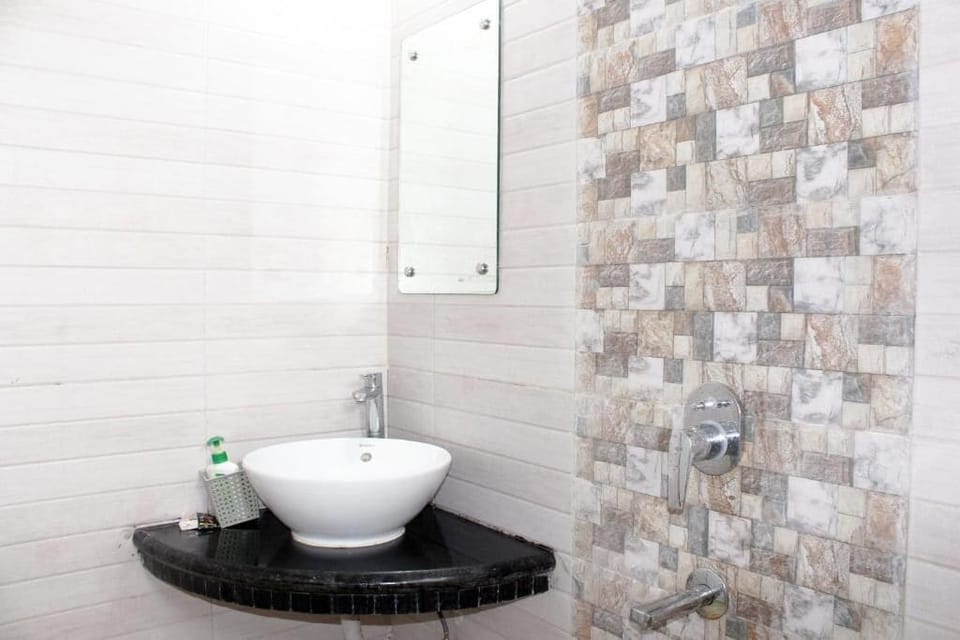 Deluxe Triple Room, 1 Bedroom | Bathroom | Shower, free toiletries, towels, soap