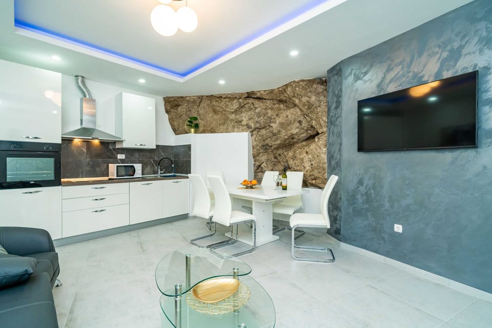 Apartment (Two Bedroom Apartment with Terrace an) | Dining room