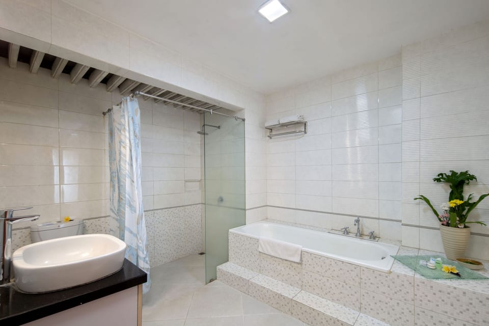 Royal Suite | Bathroom | Free toiletries, hair dryer, slippers, towels