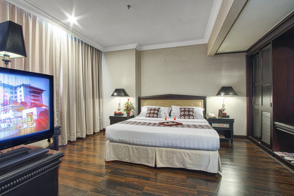 Deluxe Room | Premium bedding, minibar, desk, soundproofing