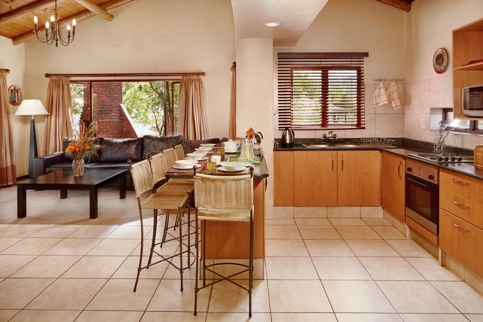 Chalet, 3 Bedrooms | Private kitchen | Fridge, microwave, oven, stovetop
