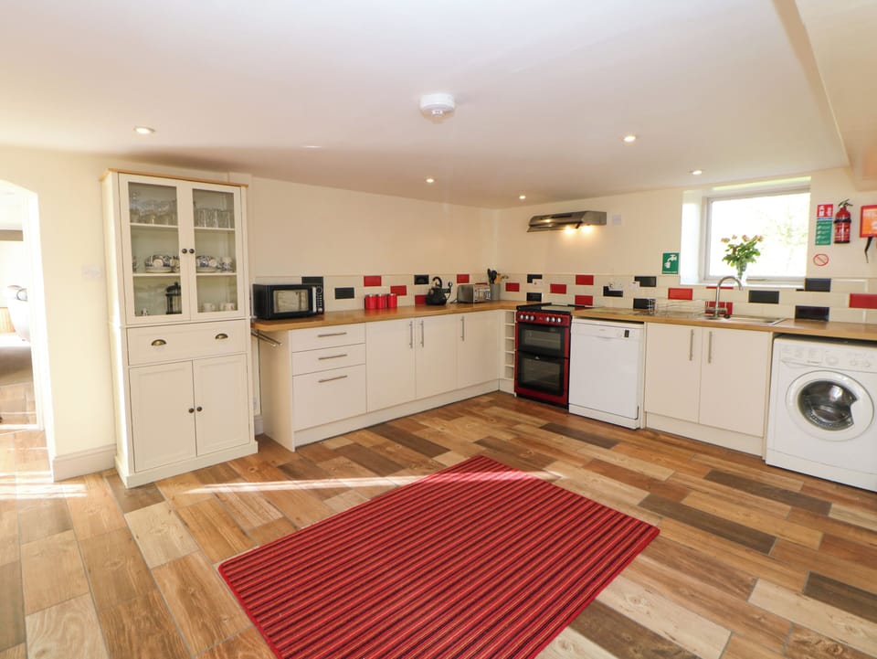 Cottage | Private kitchen | Fridge, dishwasher, electric kettle, toaster