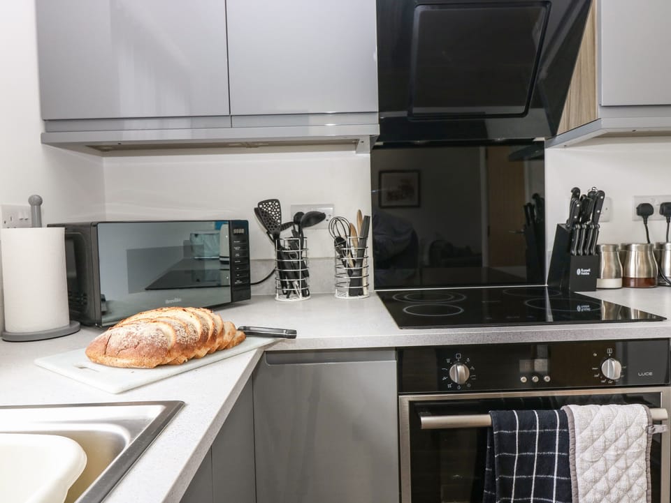 Cottage | Private kitchen | Fridge, dishwasher, electric kettle, toaster