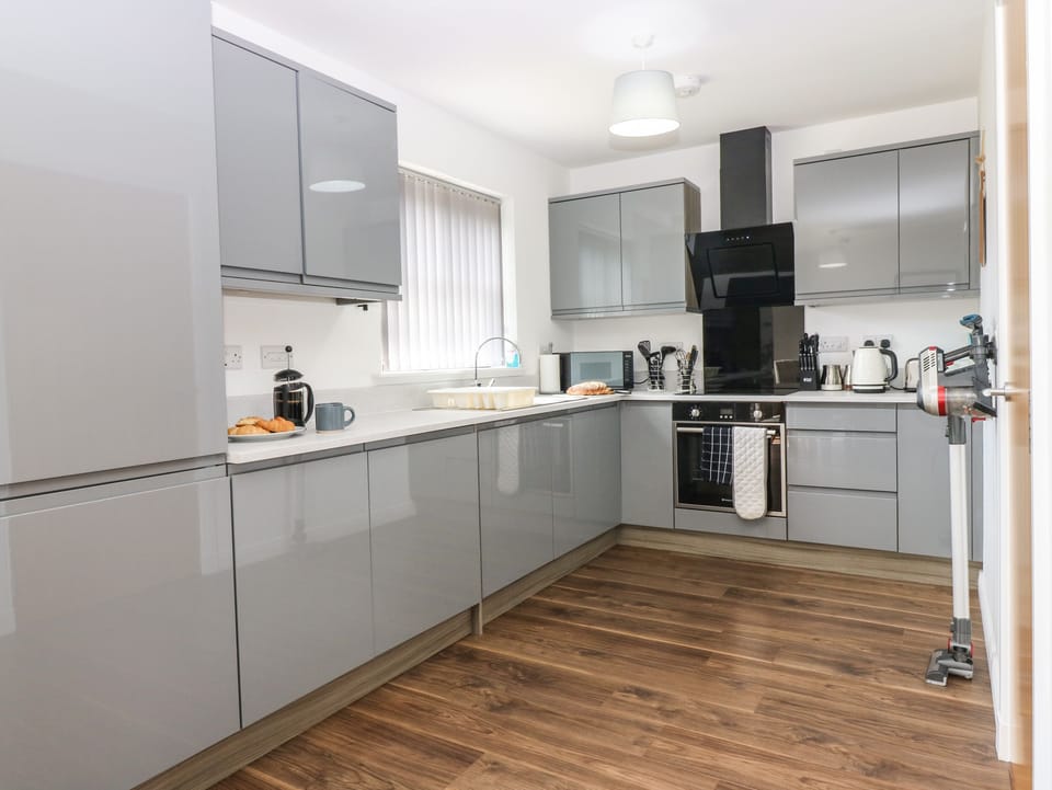 Cottage | Private kitchen | Fridge, dishwasher, electric kettle, toaster